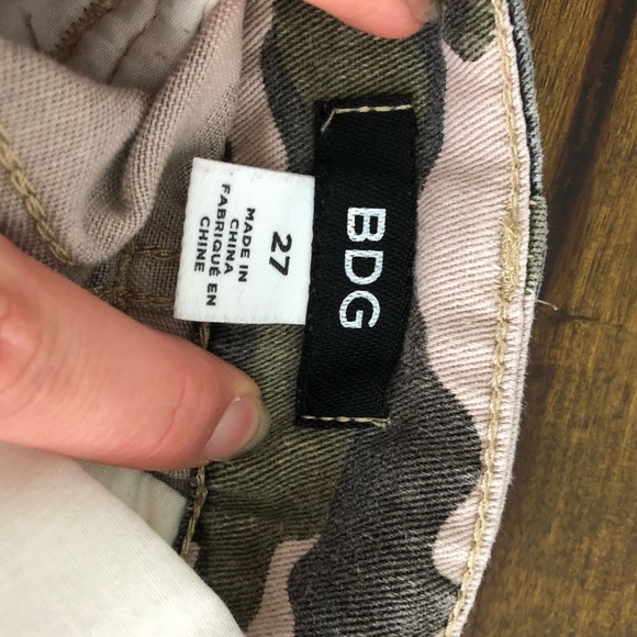 URBAN OUTFITTERA BDG | Distressed Cut Off Shorts - Picture 6 of 8